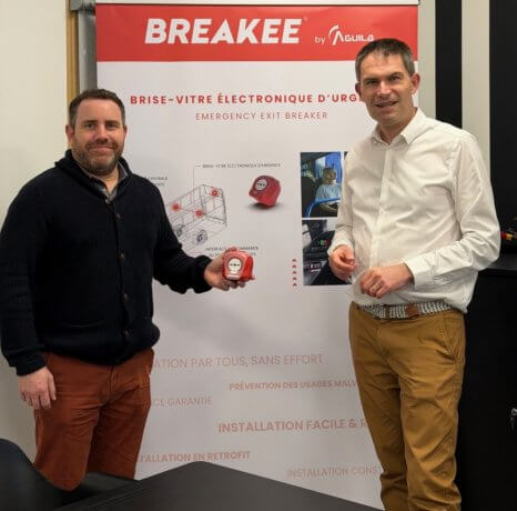 Hubert Forgeot, CEO d’Aguila aux côtés de Peio Dufau, député des Pyrénées-Atlantiques, découvrant le Breakee