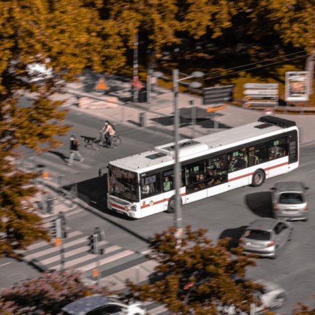Autobus en circulation dans une ville illustrant le transport collectif routier en France en 2026