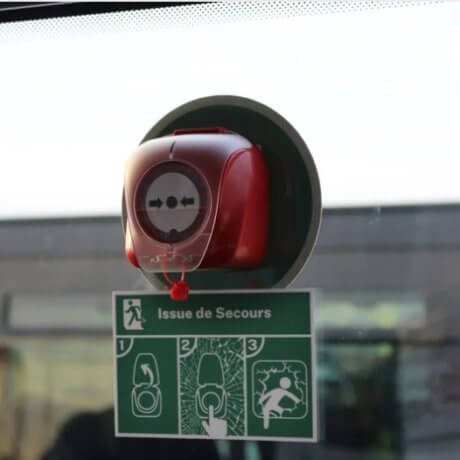 Brise-vitre électronique BREAKEE installé sur une issue de secours d’autocar, dans le cadre des exigences d’évacuation du règlement R107.