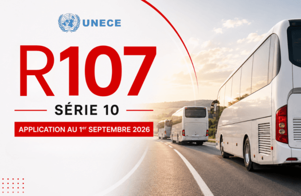 Illustration du règlement ONU R107 Série 10 et de son application dès le 1er septembre 2026, avec plusieurs bus et autocars en circulation.